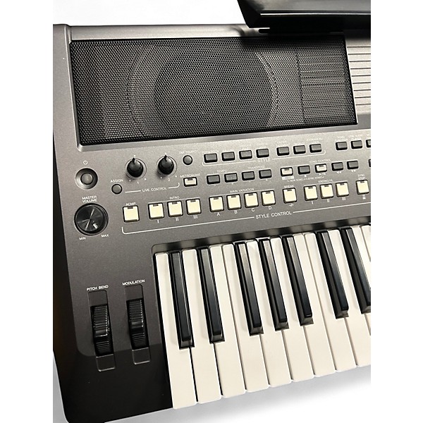 Used Yamaha PSRS670 Portable Keyboard