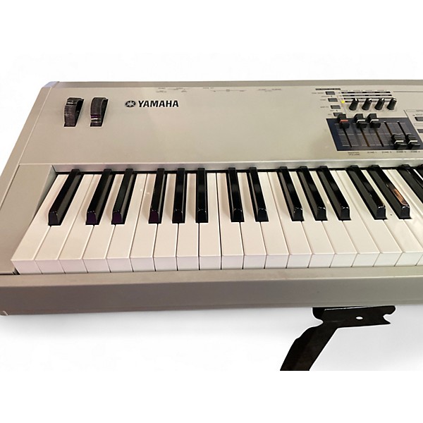 Used Yamaha MO8 88 Key Keyboard Workstation