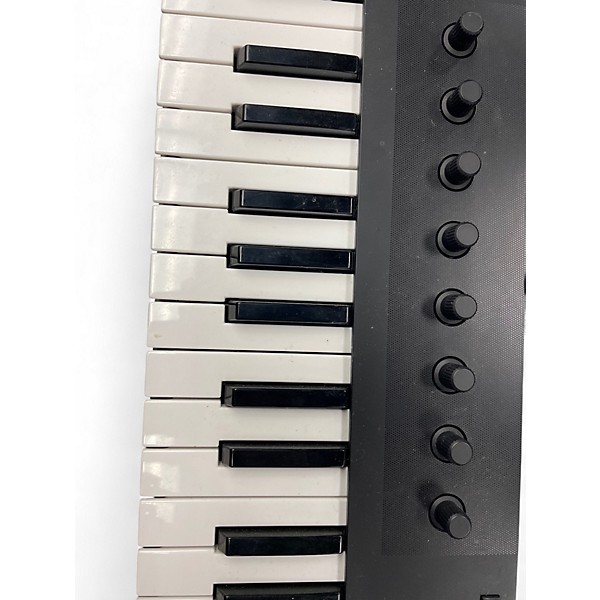 Used Native Instruments Komplete Kontrol M32 MIDI Controller