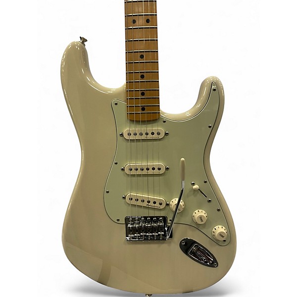 Used 2010 Fender Deluxe Player's Stratocaster White Blonde Solid Body Electric Guitar