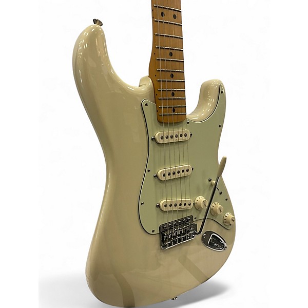 Used 2010 Fender Deluxe Player's Stratocaster White Blonde Solid Body Electric Guitar