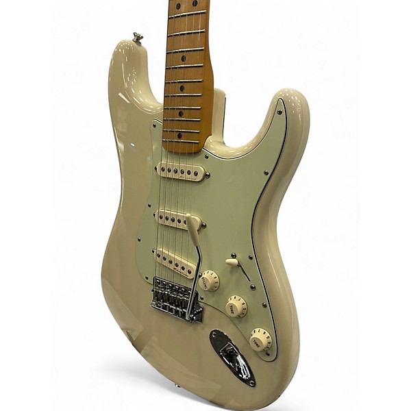 Used 2010 Fender Deluxe Player's Stratocaster White Blonde Solid Body Electric Guitar