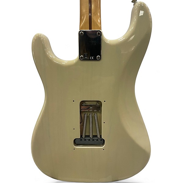 Used 2010 Fender Deluxe Player's Stratocaster White Blonde Solid Body Electric Guitar