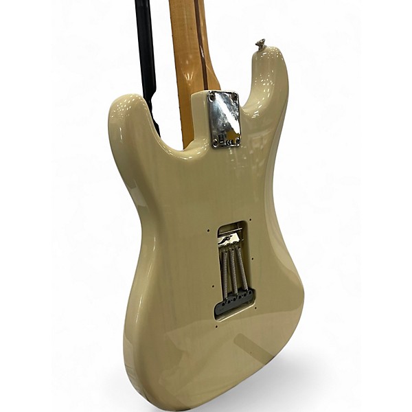 Used 2010 Fender Deluxe Player's Stratocaster White Blonde Solid Body Electric Guitar