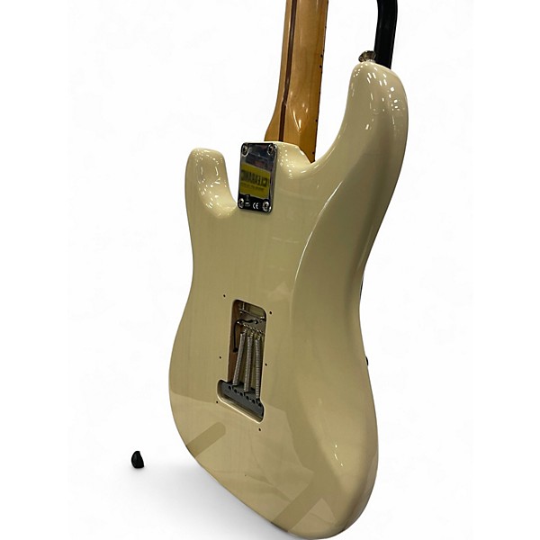 Used 2010 Fender Deluxe Player's Stratocaster White Blonde Solid Body Electric Guitar