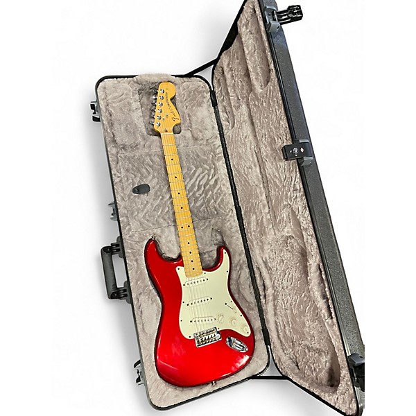 Used 2015 Fender STRATOCASTER PLAYERS SERIES Candy Apple Red Solid Body Electric Guitar