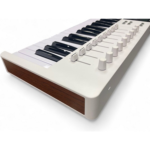 Used Arturia KEYLAB ESSENTIAL 61 MK3 MIDI Controller