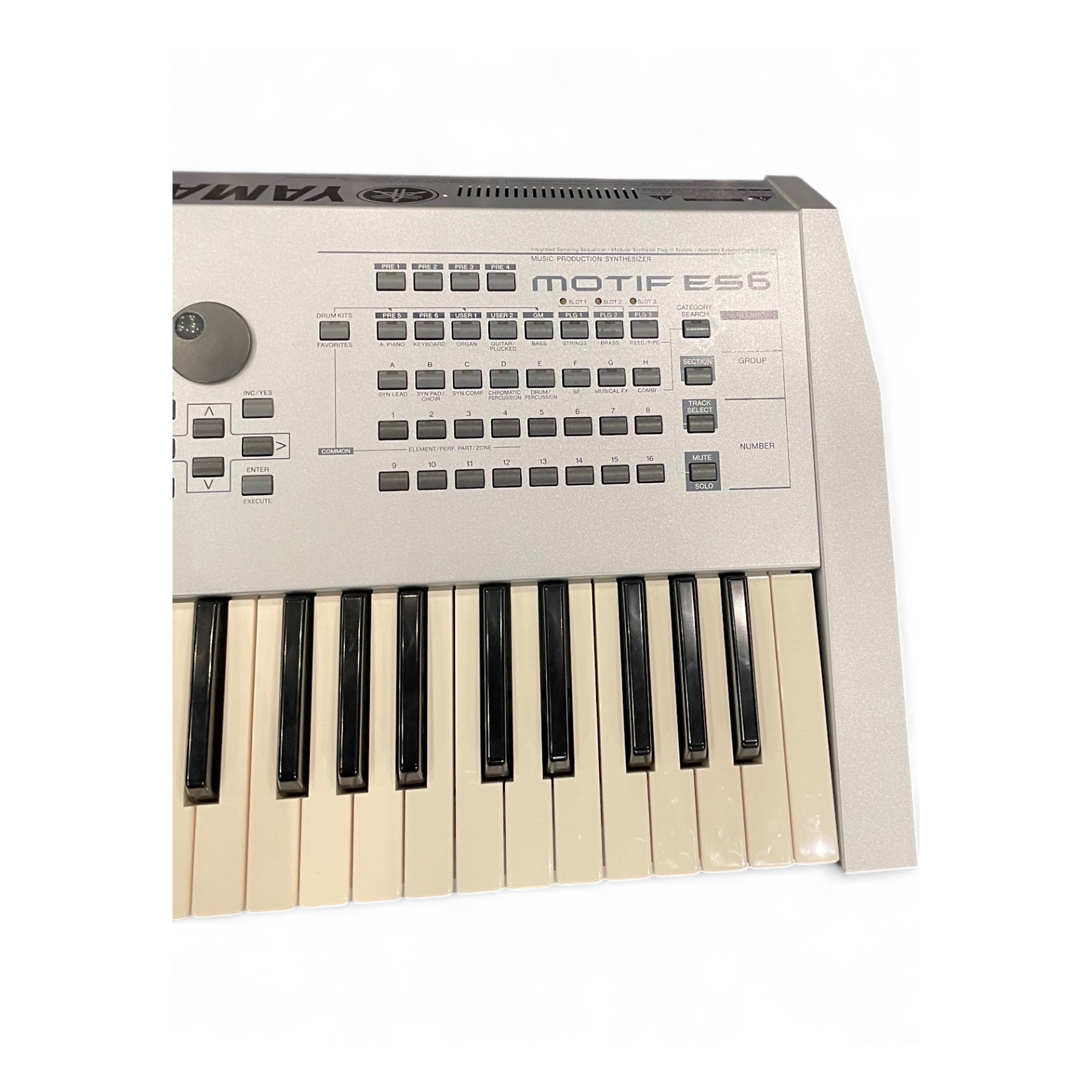 Used Yamaha Motif ES6 61 Key Keyboard Workstation | Guitar Center