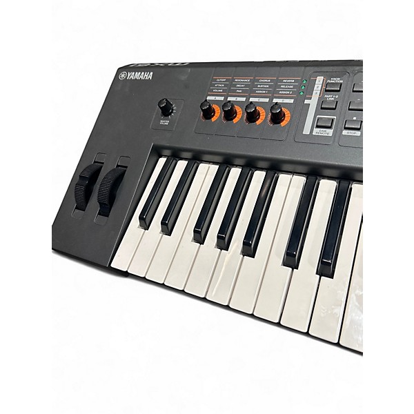 Used Yamaha MX61 61 Key Keyboard Workstation