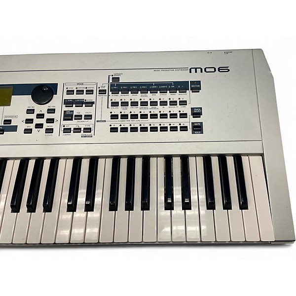 Used Yamaha MO6 61 Key Keyboard Workstation