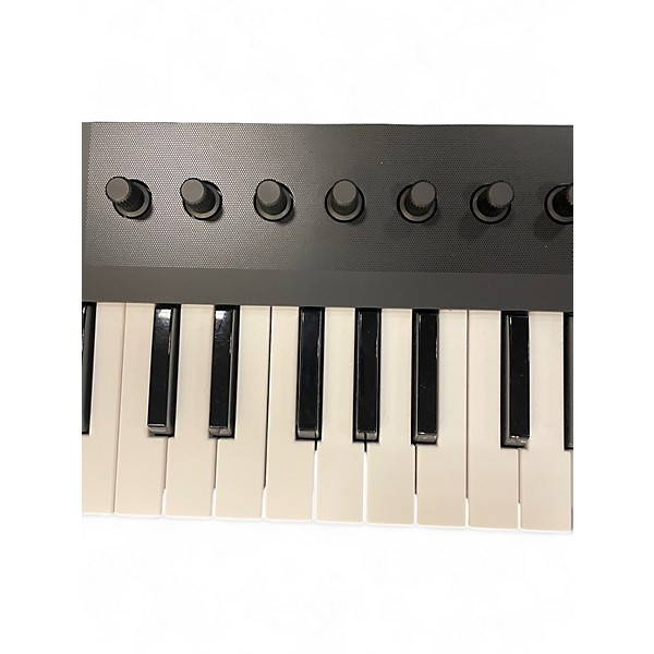 Used Native Instruments KOMPLETE KONTROL M32 MIDI Controller