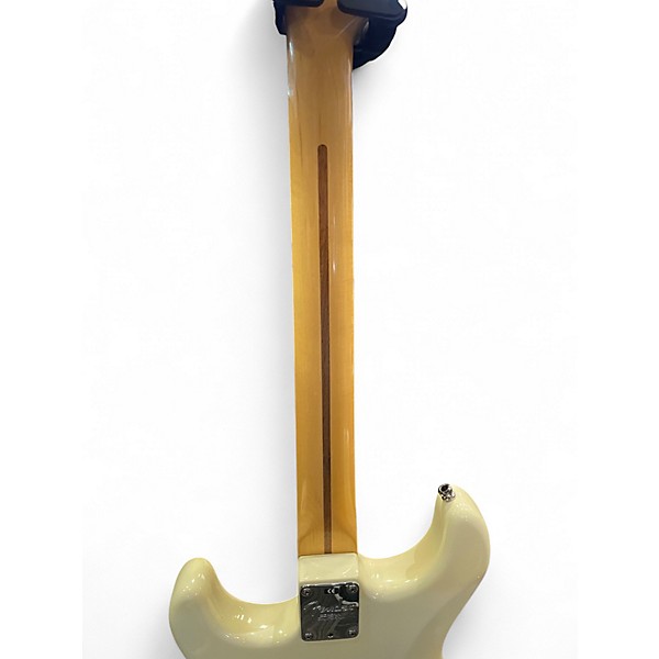 Used Fender American Series Stratocaster w/ Maple Fretboard Arctic White Solid Body Electric Guitar