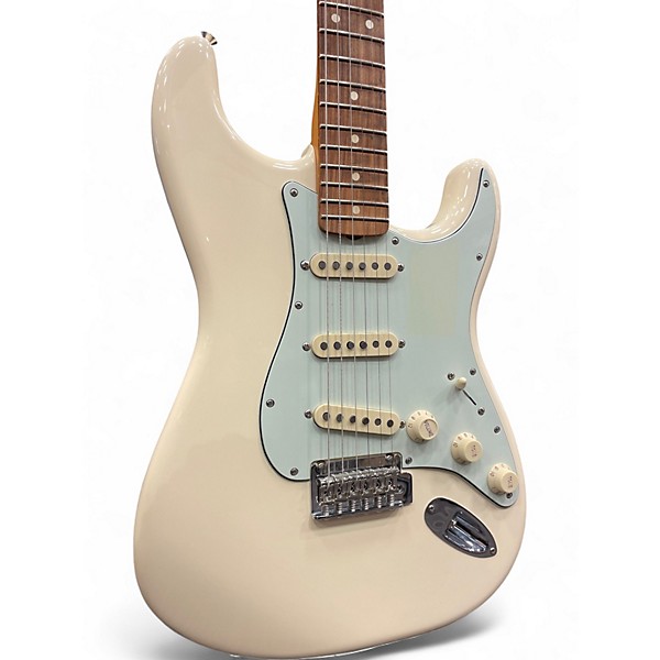 Used Fender Deluxe Players Stratocaster Alpine White Solid Body Electric Guitar