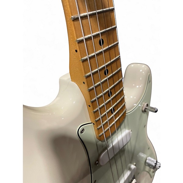 Used 2016 Fender Player Duo-Sonic Arctic White Solid Body Electric Guitar