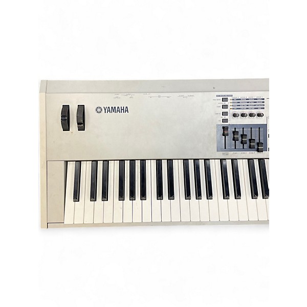 Used Yamaha MO8 88 Key Keyboard Workstation