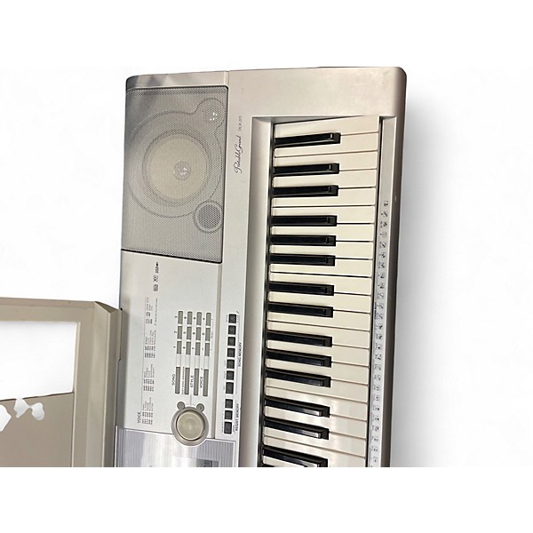 Used 2004 Yamaha DGX-205 Arranger Keyboard