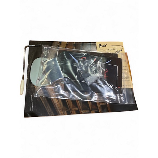 Used Fender CUSTOM SHOP 1960 STRATOCASTER RELIC 3 Color Sunburst Solid Body Electric Guitar