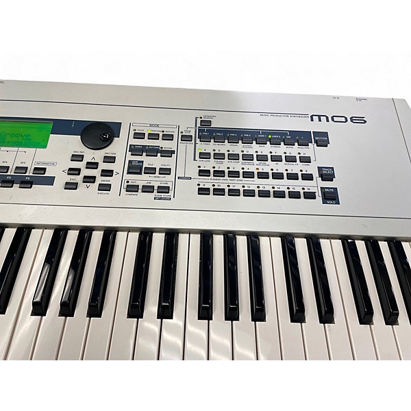Used Yamaha MO6 61 Key Keyboard Workstation