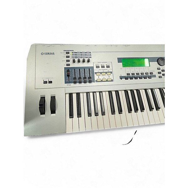 Used Yamaha MO6 61 Key Keyboard Workstation