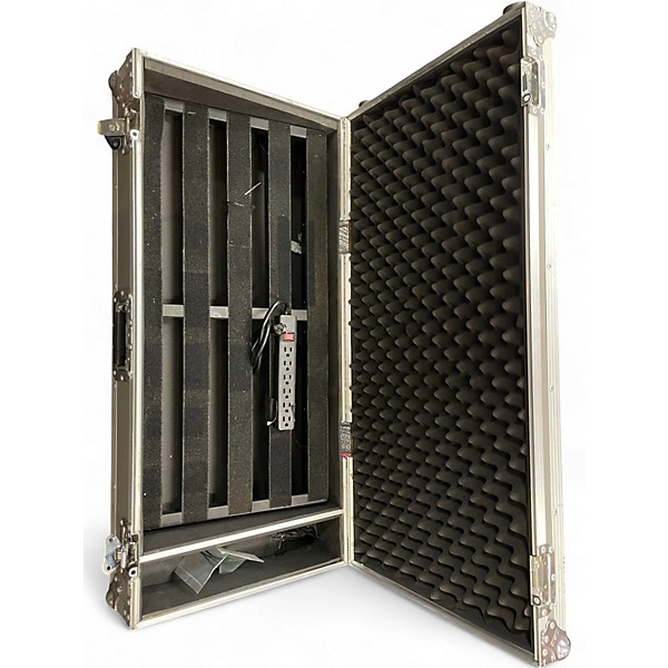 Used Pedaltrain pedaltrain pro with wheeled case Pedal Board