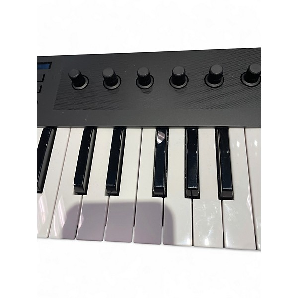 Used Komplete KONTROL M32 Keyboard Workstation