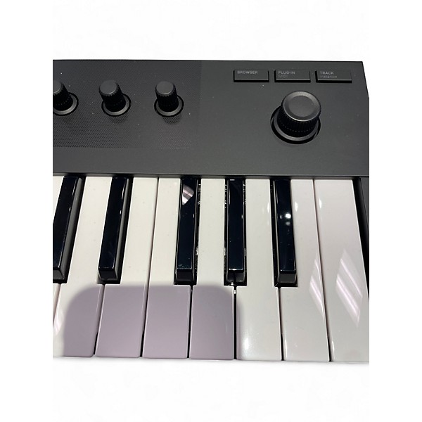 Used Komplete KONTROL M32 Keyboard Workstation