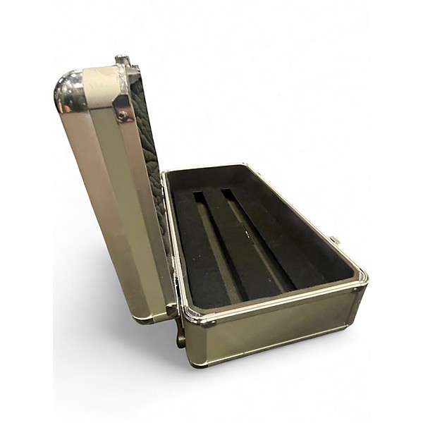 Used Pedaltrain Metro 16 Pedal Board