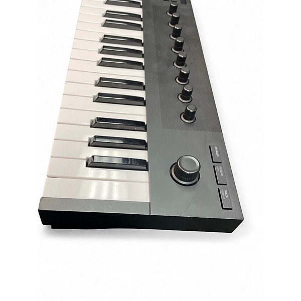 Used Native Instruments Komplete Kontrol M32 MIDI Controller