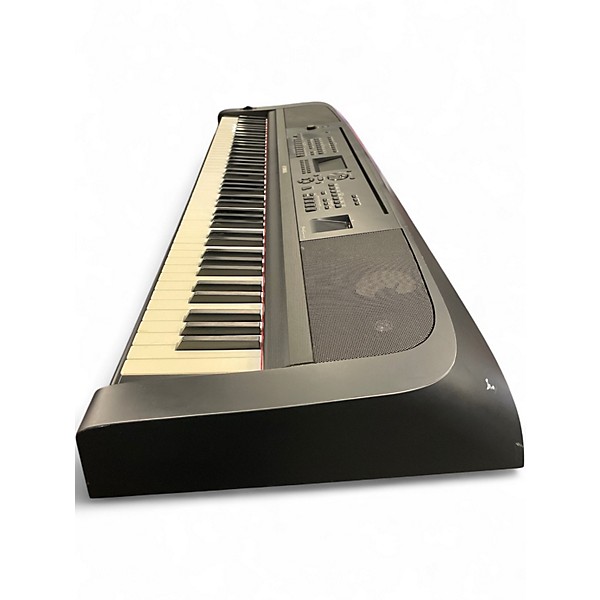 Used Yamaha DGX-670 Keyboard Workstation