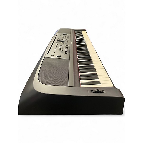 Used Yamaha DGX-670 Keyboard Workstation