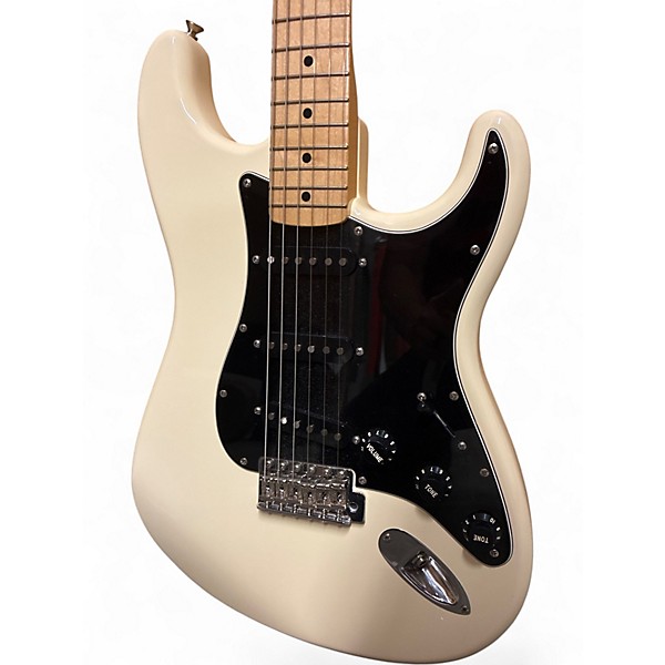 Used 2006 Fender Classic Series '70s Stratocaster Olympic White Solid Body Electric Guitar
