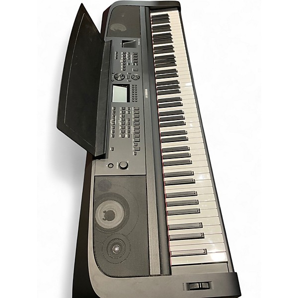 Used Yamaha DGX670 BUNDLE Keyboard Workstation