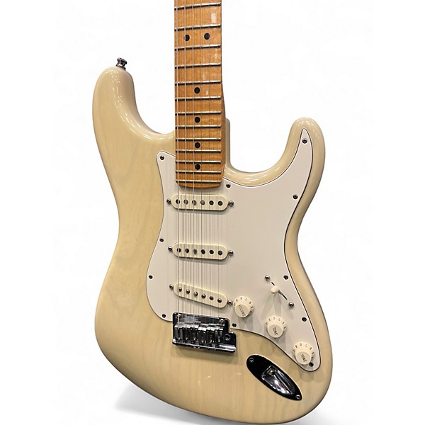 Used 2008 Fender Custom Classic Stratocaster vintage white Solid Body Electric Guitar