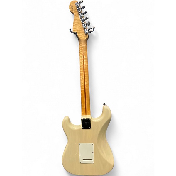 Used 2008 Fender Custom Classic Stratocaster vintage white Solid Body Electric Guitar