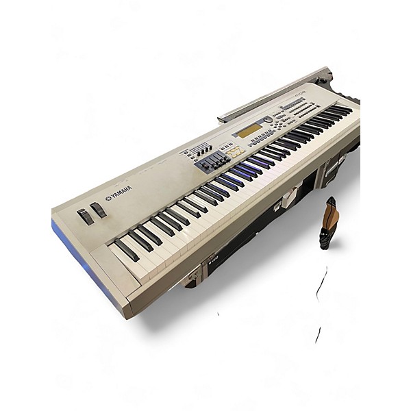 Used Yamaha MO8 88 Key Keyboard Workstation