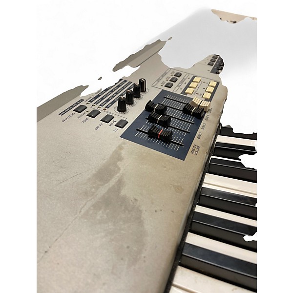 Used Yamaha MO8 88 Key Keyboard Workstation