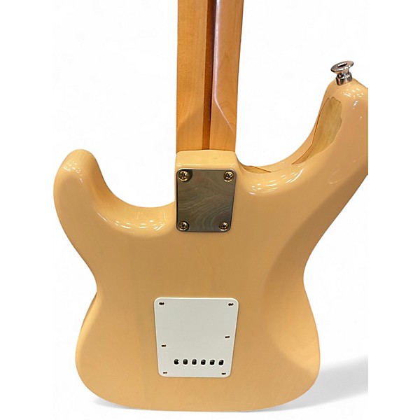 Used Fender Deluxe Players Stratocaster Honey Blonde Solid Body Electric Guitar
