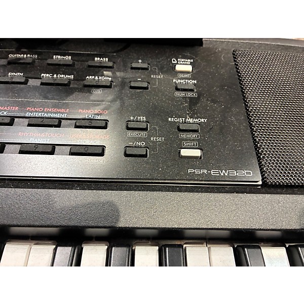Used Yamaha PSR320 61 Key Portable Keyboard