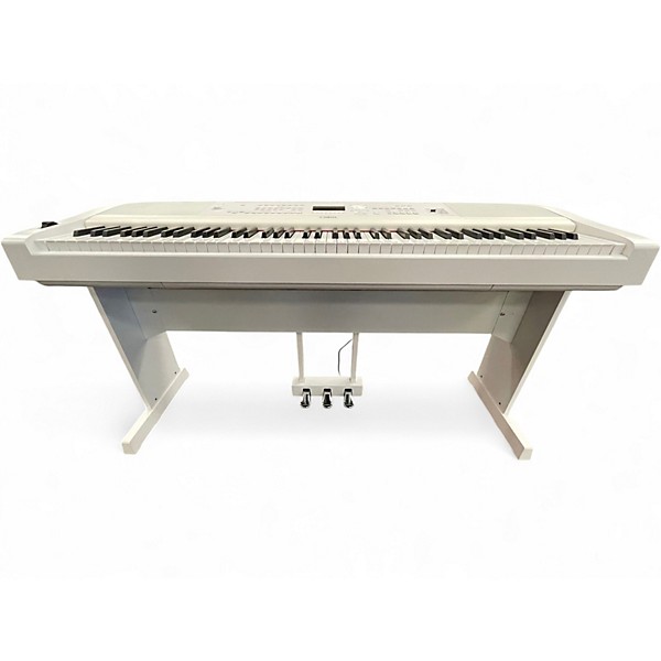 Used Yamaha dgx670 Portable Grand white