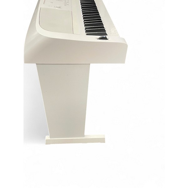 Used Yamaha dgx670 Portable Grand white