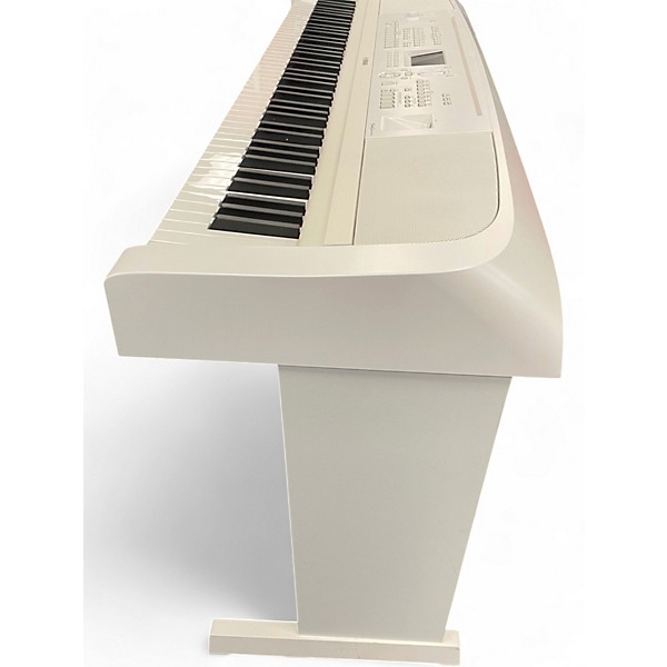 Used Yamaha dgx670 Portable Grand white