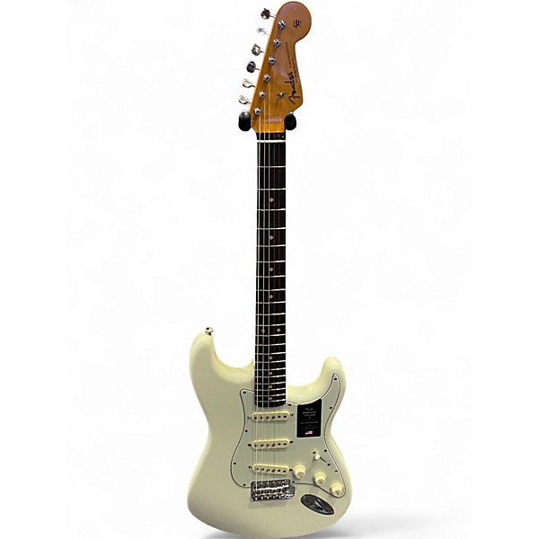 Used 2025 Fender 61 AMERICAN VINTAGE II STRATOCASTER White Solid Body Electric Guitar
