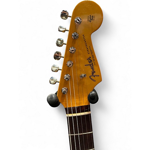 Used 2025 Fender 61 AMERICAN VINTAGE II STRATOCASTER White Solid Body Electric Guitar