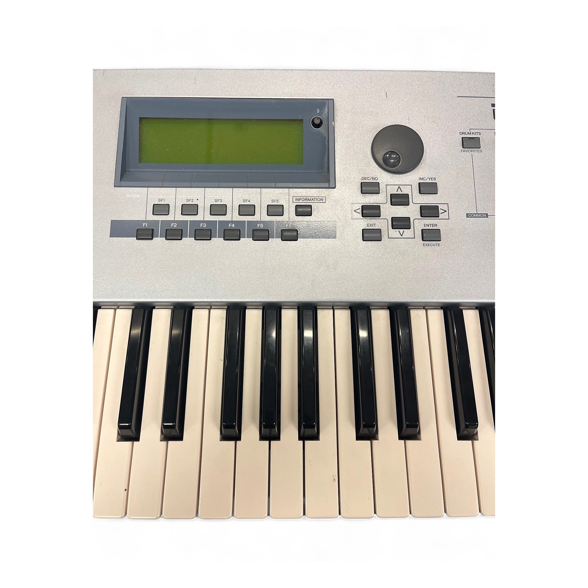 Used Yamaha Motif ES6 61 Key Keyboard Workstation | Guitar Center