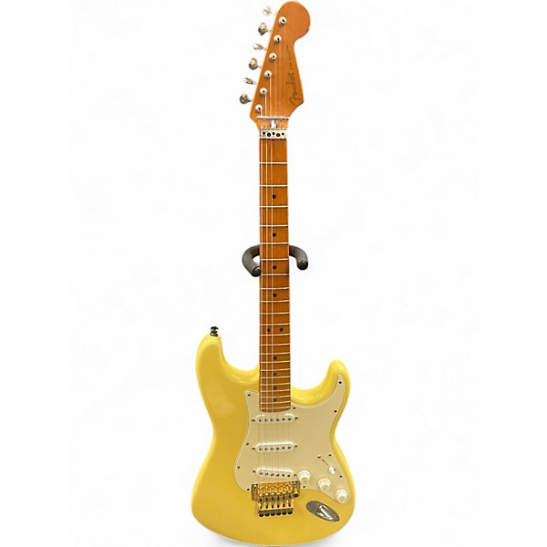 Used Fender FR Classic Stratocaster Vintage White Solid Body Electric Guitar