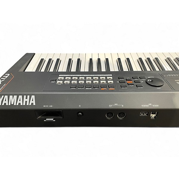 Used Yamaha MX61 61 Key Keyboard Workstation