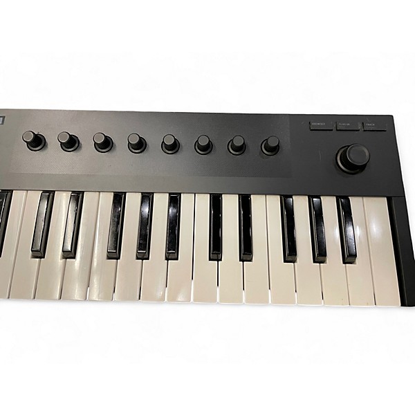 Used Komplete KONTROL M32 Keyboard Workstation