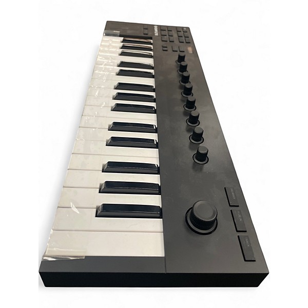 Used Native Instruments KOMPLETE KONTROL M32 MIDI Controller