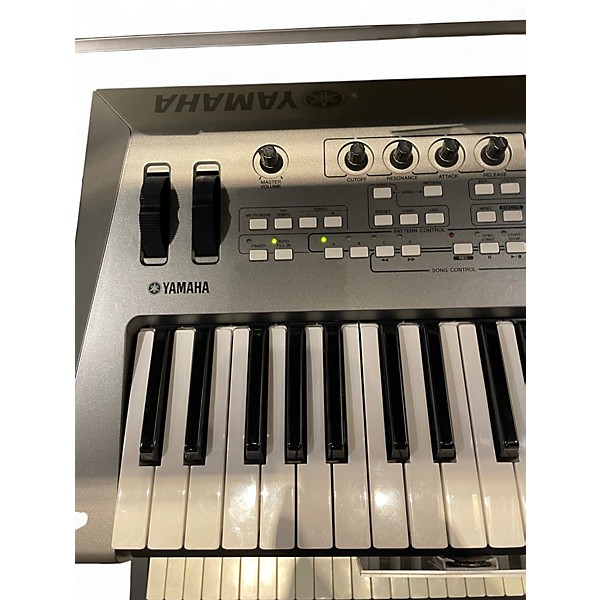 Used Yamaha MM6 61 Key Keyboard Workstation