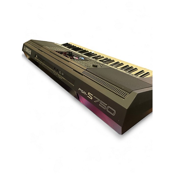 Used Yamaha PSRS750 61 Key Arranger Keyboard